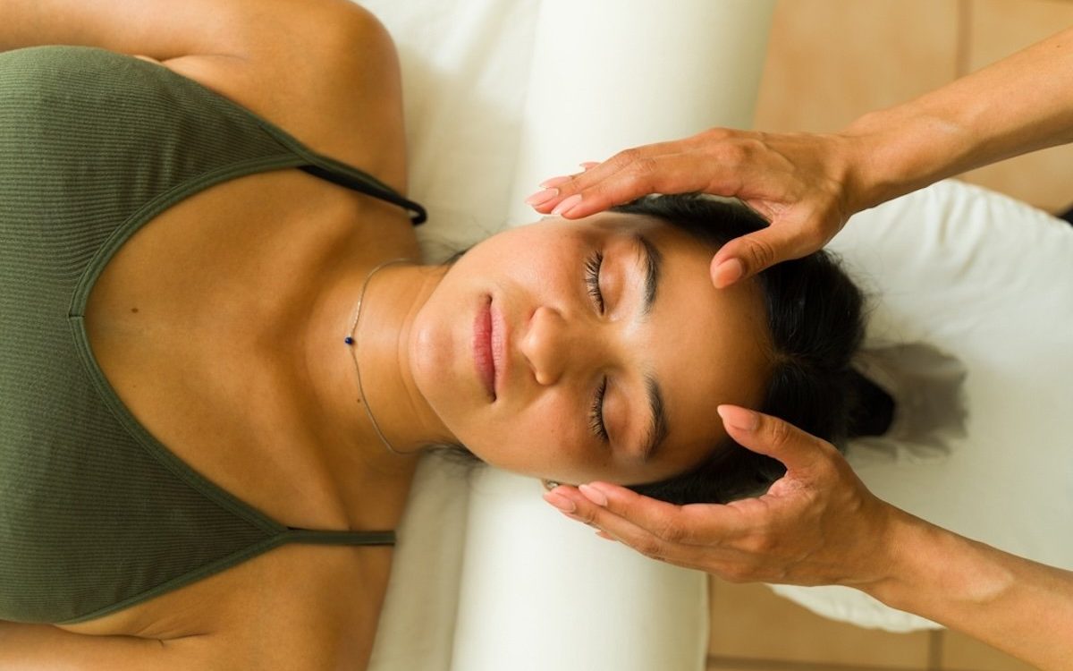 Discover the most powerful energy healing techniques and how they work. Reiki, Quantum Touch, chakra healing, breathwork, sound therapy, and more — complete scientific + spiritual guide for deep healing and balance.